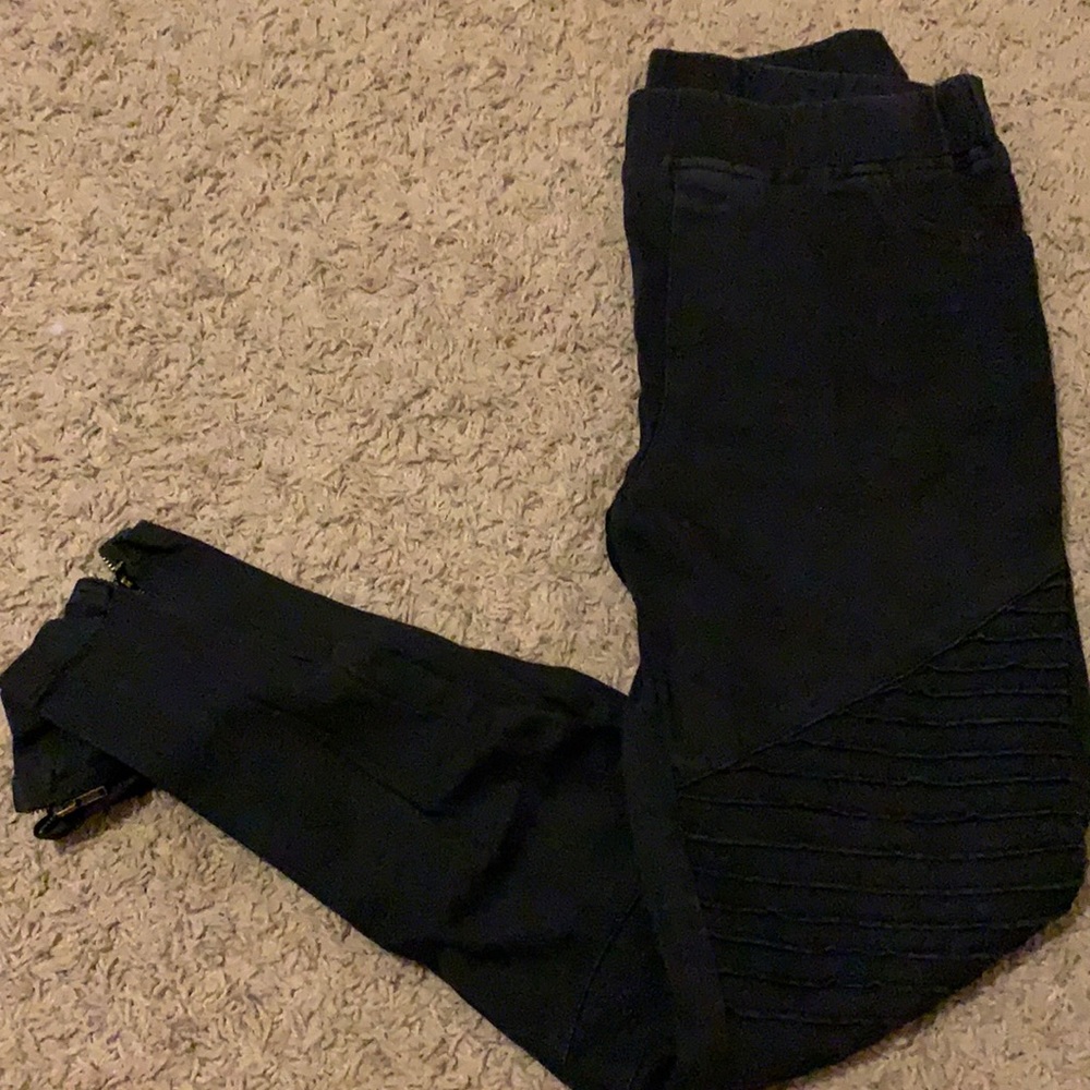 Black jeggings with ruffled knees and zippers
